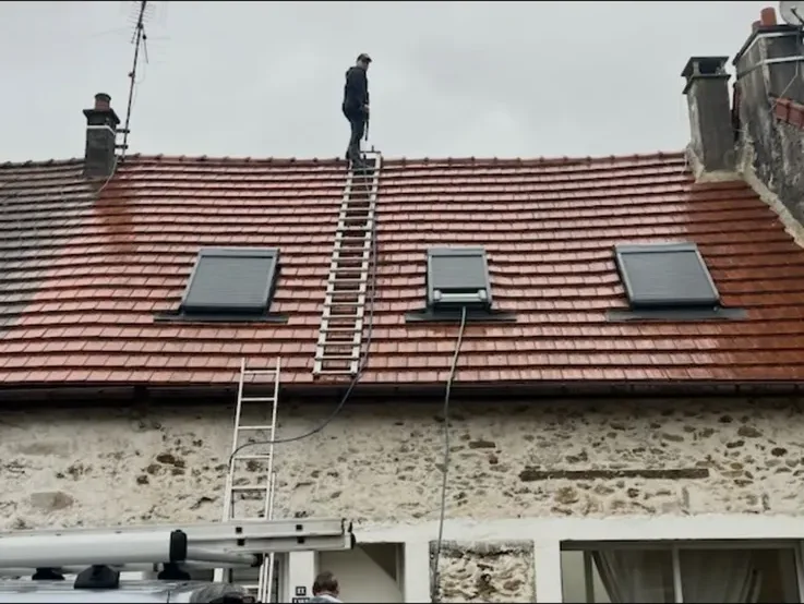 Toiture après nettoyage haute pression : tuiles ravivées